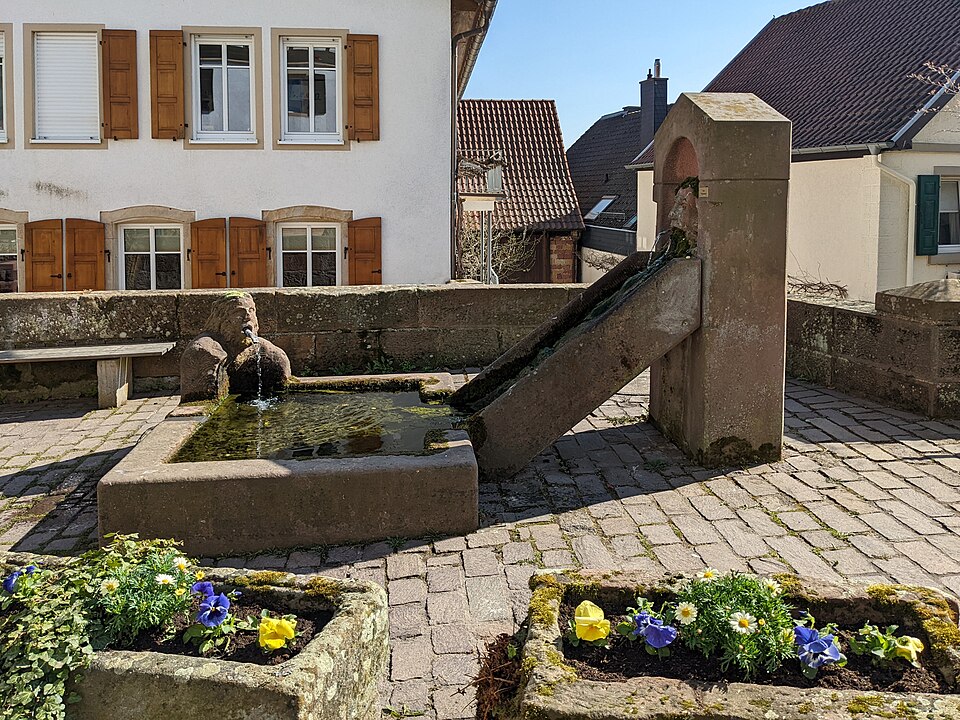 Historischer Dorfbrunnen in Gleisweiler, wenige Schritte vom Salon